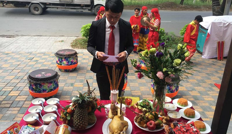 Lễ cúng chuyển văn phòng làm việc trang trọng và đầy đủ