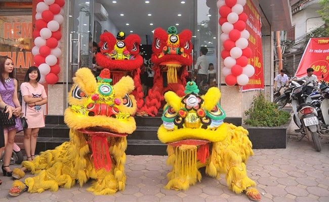 Mâm cúng khai trương đặt ngoài trời