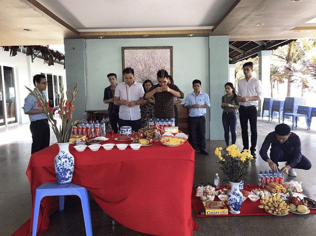Mâm cúng khai trương với heo quay, hoa quả và các lễ vật khác