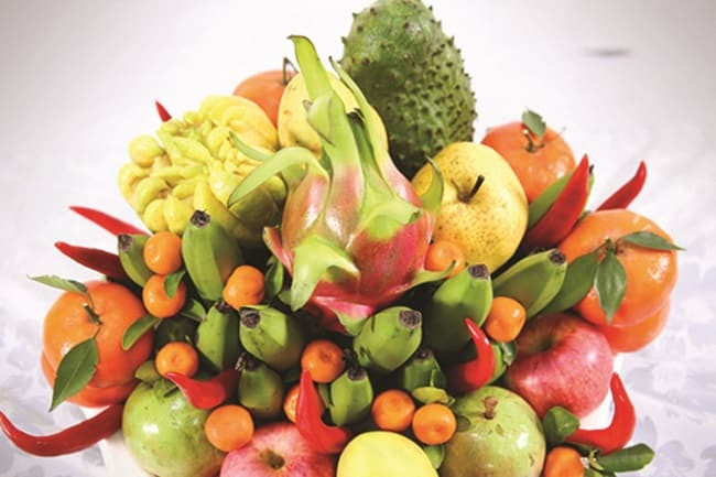 Mâm cúng khai trương với heo quay và hoa quả