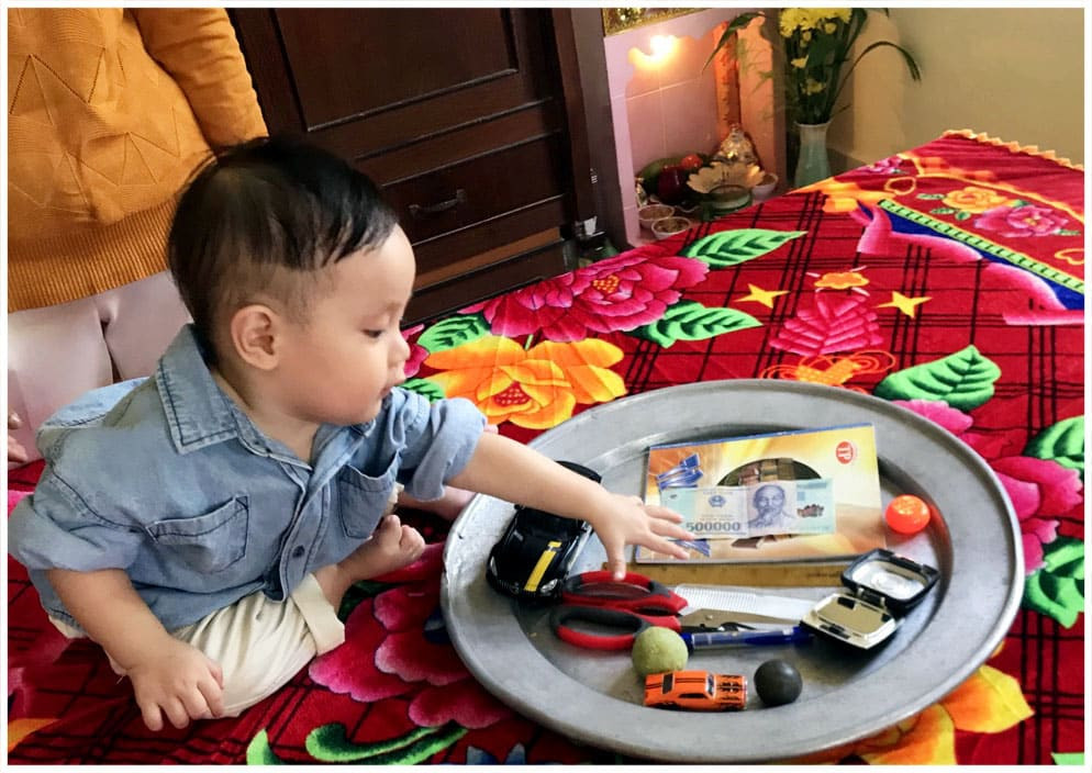 Mâm đồ cho bé trai bốc thôi nôi