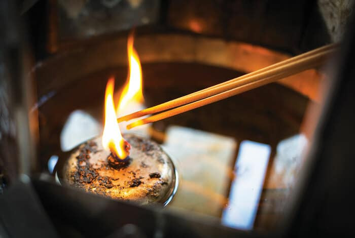 Thắp hương xông phong long